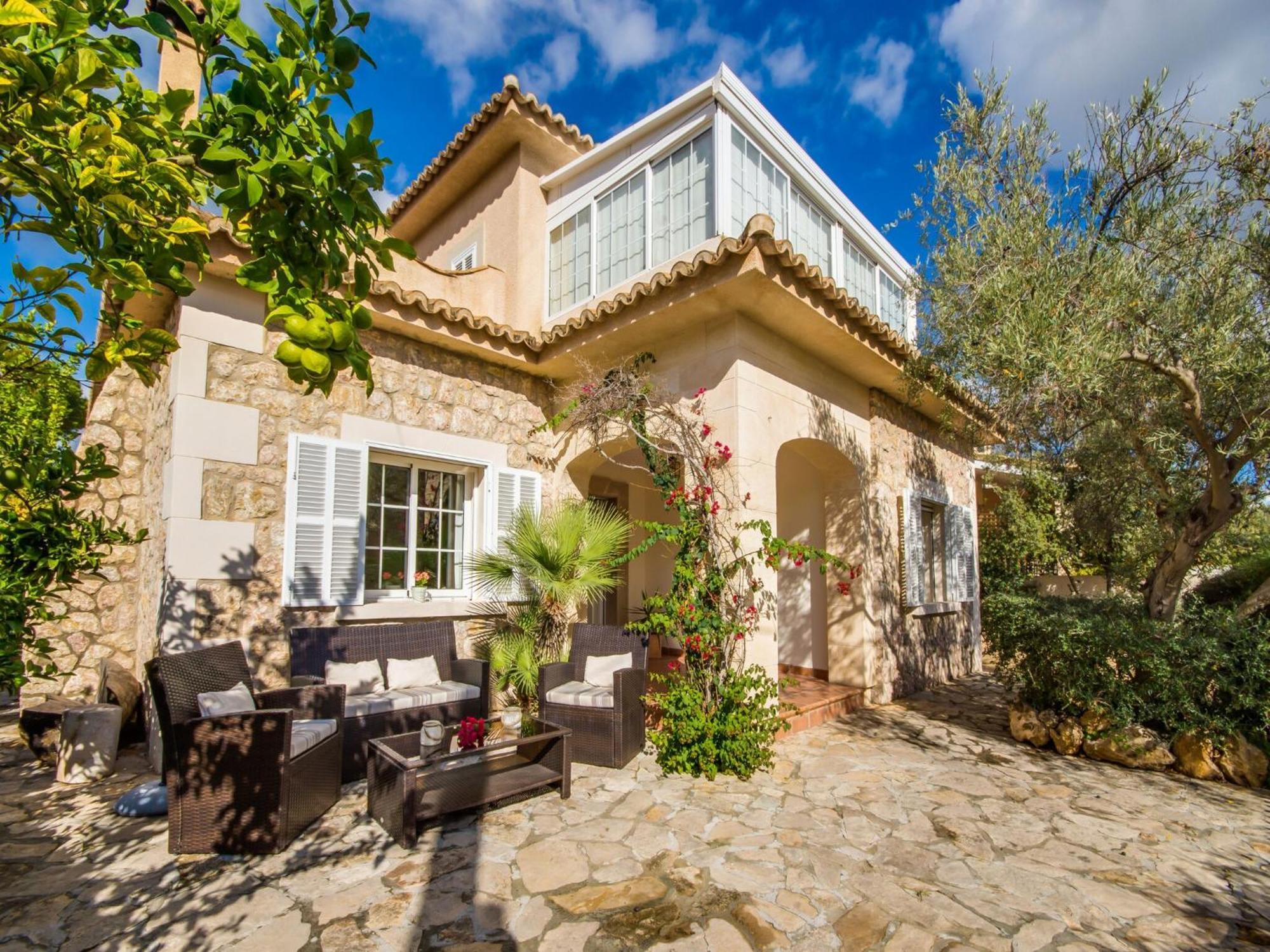 Ferienhaus Charming With Terrace